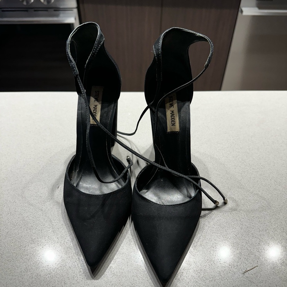 STEVE MADDEN BLACK STRAPY HEELS 👠💃